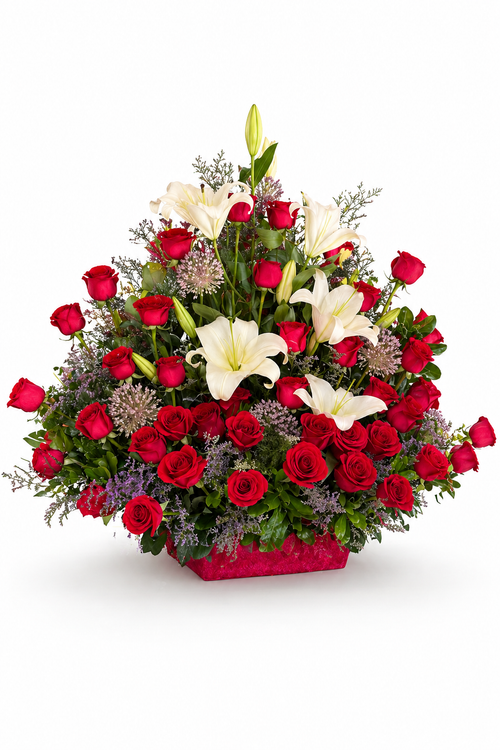 Arreglo de rosas rojas con casa blanca